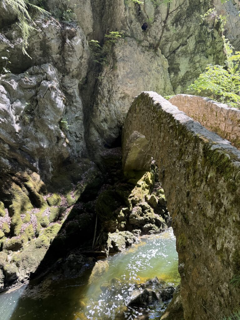Historische Steinbrücke der Areuse-Schlucht