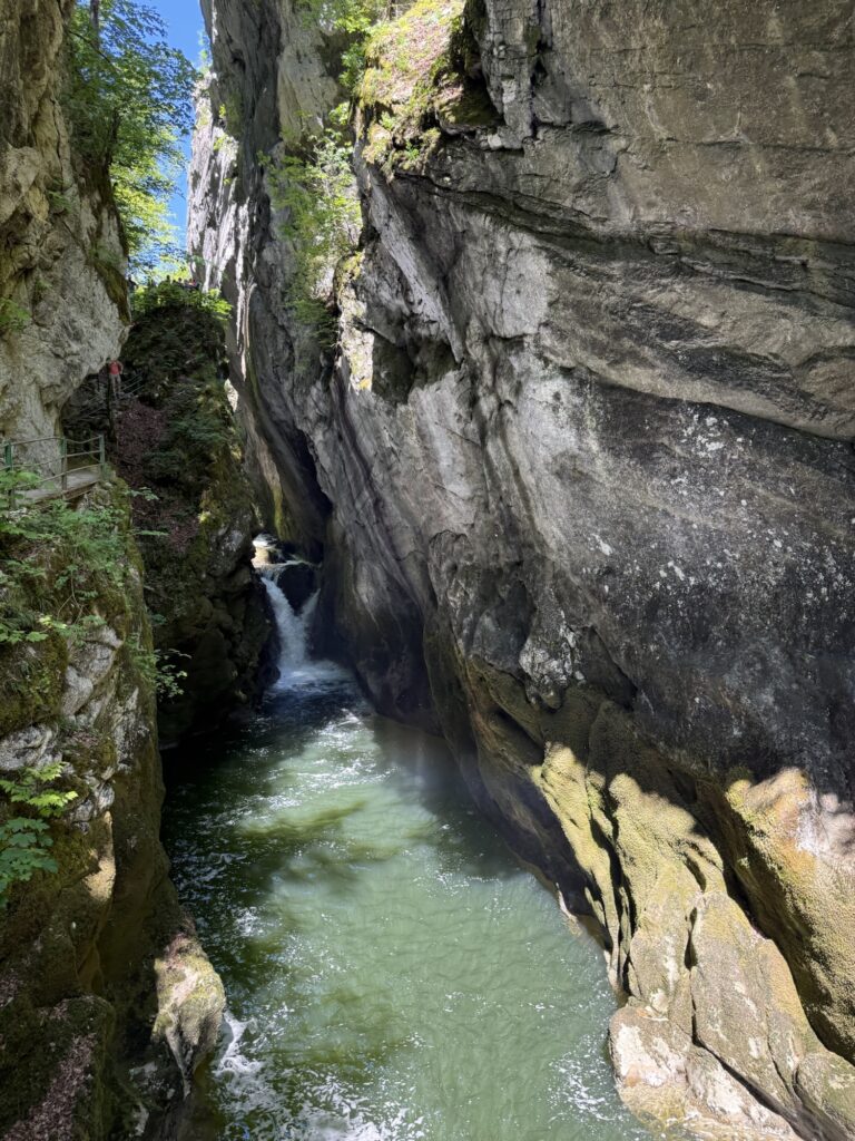 Türkisfarbenes Wasser der Areuse-Schlucht