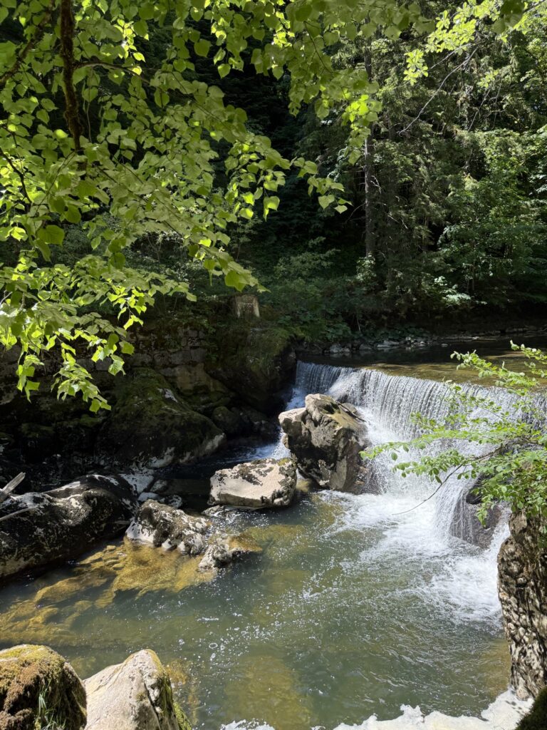 Kleiner Wasserfall an der Areuse