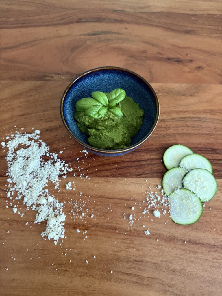 Cremiges Basilikum-Zucchini-Pesto ohne Nüsse dekoriert mit Basilikum