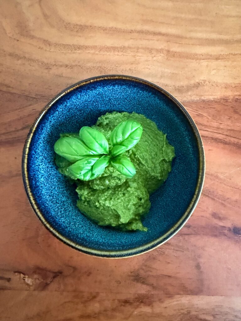 Hausgemachtes Basilikum-Zucchini-Pesto ohne Nüsse in einer blauen Schale