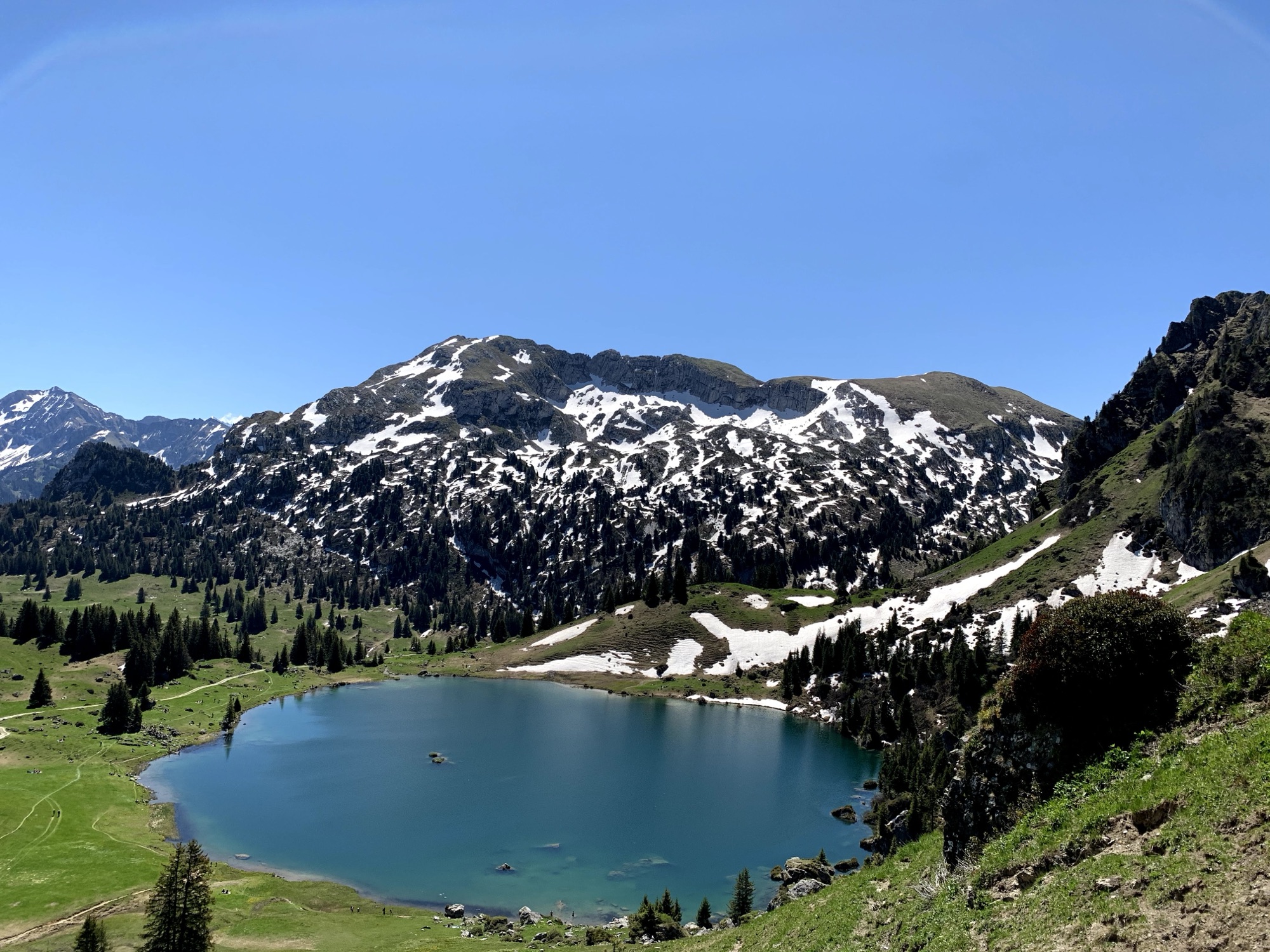 Panoramablick auf den Seebergsee und die Berge