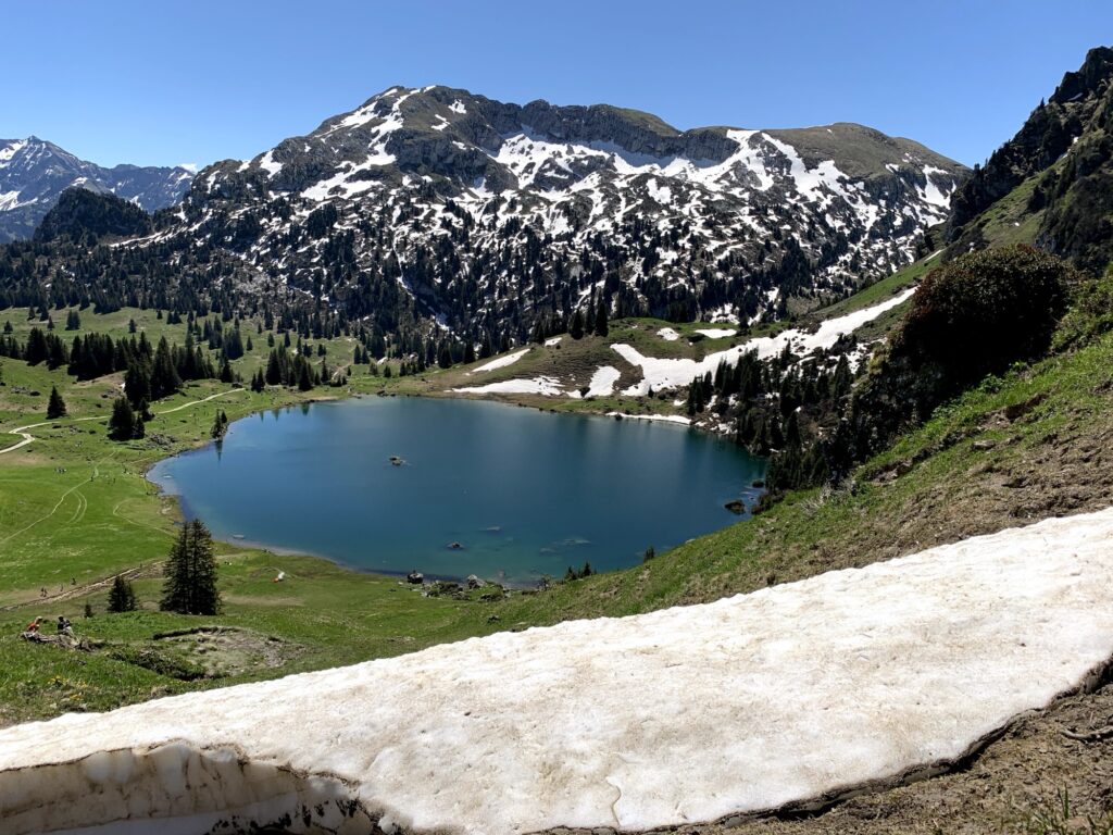 Seebergsee mit Bergpanorama im Diemtigtal