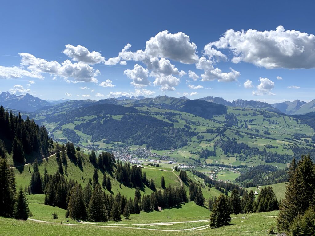 Aussicht über das Saanenland im Berner Oberland