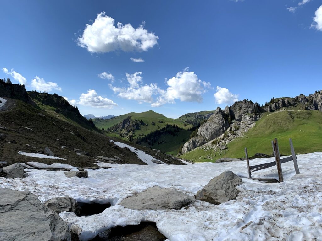 Schneefeld auf der Wanderung zum Seebergsee
