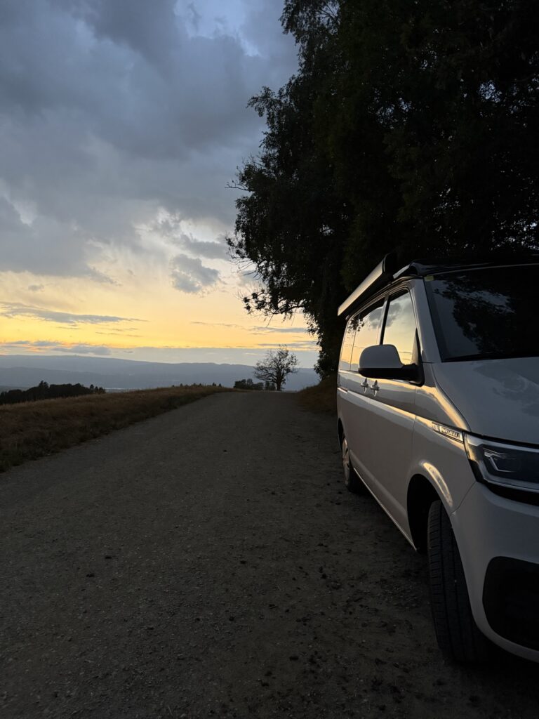 Mein VW Envia Freely auf einem ruhigen Feldweg bei Sonnenuntergang