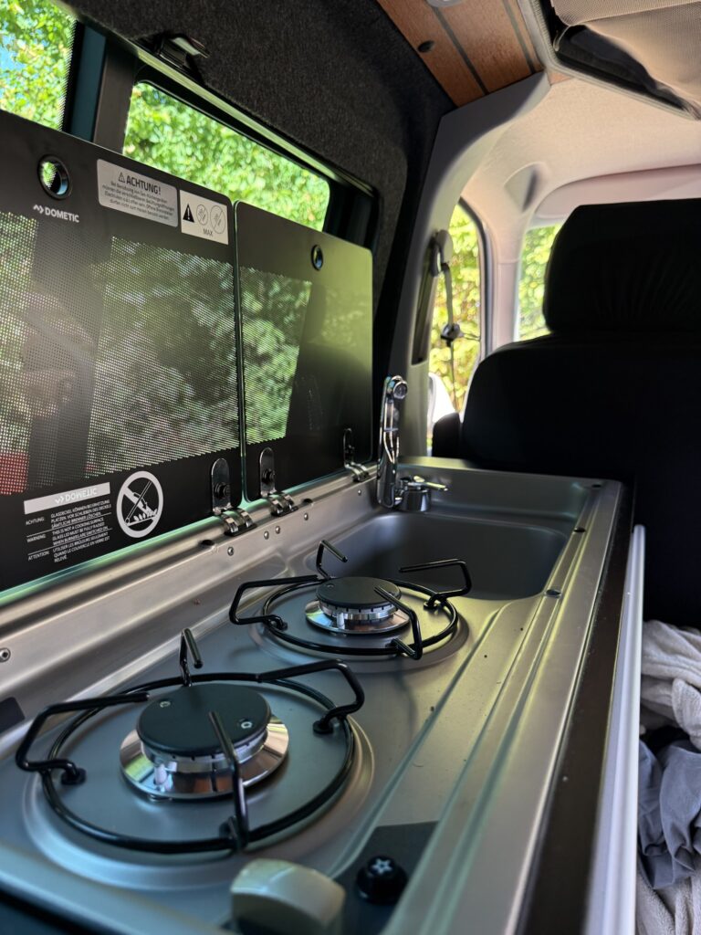 Küche im VW Envia Camper
