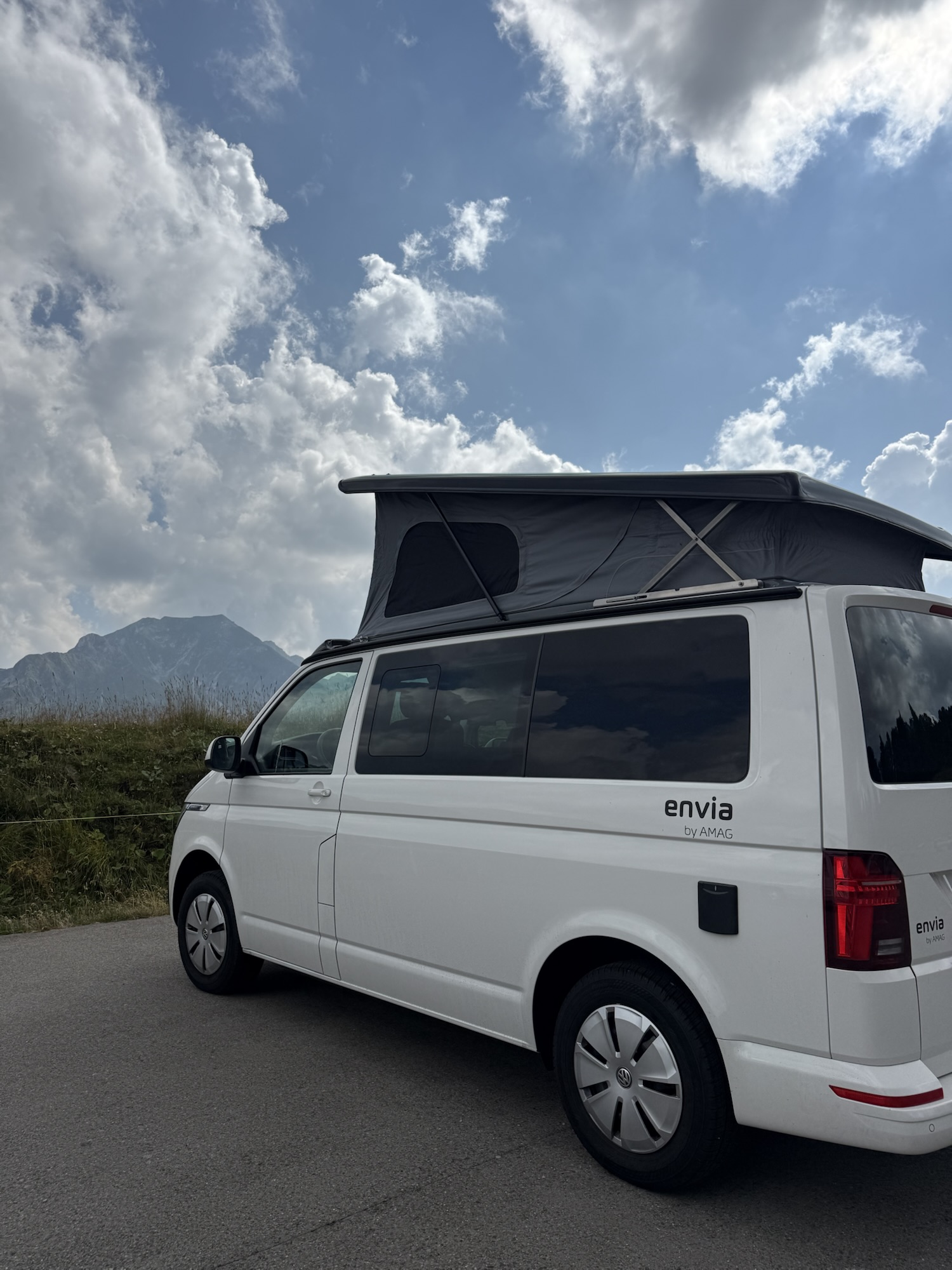 VW Envia Freely mit geöffnetem Aufstelldach