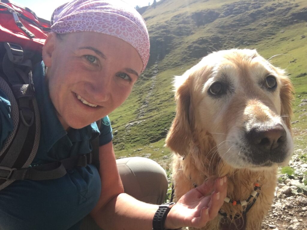 Frau mit Hündin Shila bei einer gemeinsamen Wanderung in den Bergen