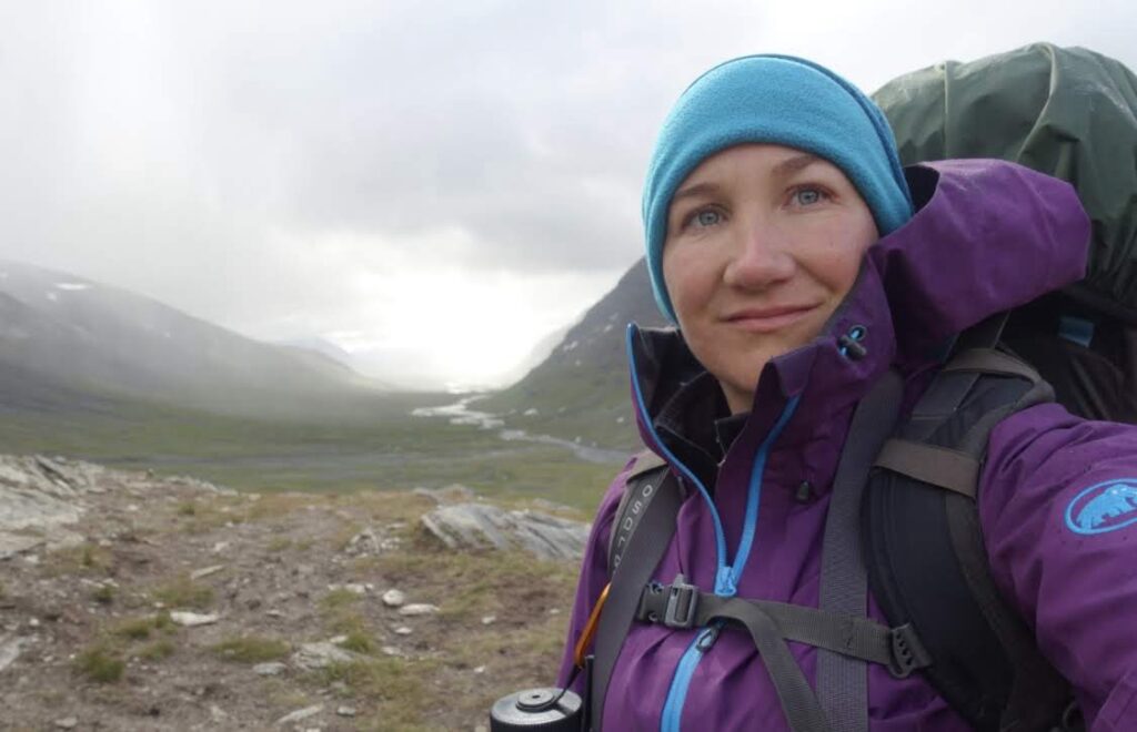 Frau mit Trekkingrucksack unterwegs auf einer mehrtägigen Wanderung in den Bergen